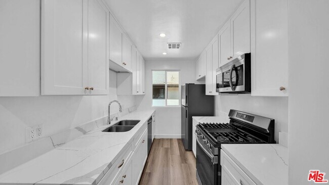 Building Photo - 126 S Manhattan Pl