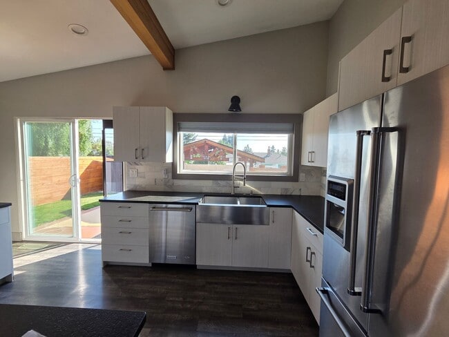 Building Photo - 3Bedroom, 2.5 Bath Mid Century Modern Home...