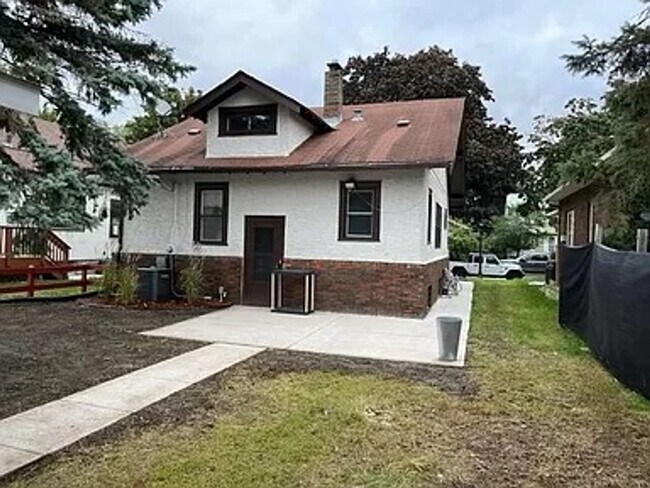 Building Photo - Pet friendly Charming 3 Bedroom Bungalow Aval 6/1/2026