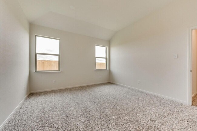 Building Photo - 833 Serena Dr