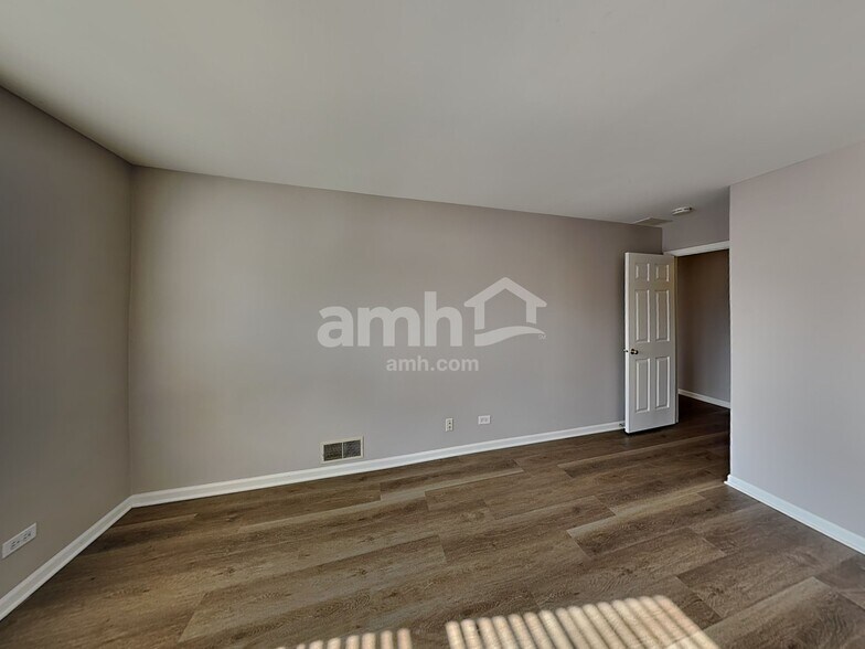 Building Photo - 2990 Waters Edge Cir