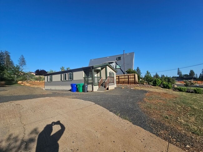 Primary Photo - Newer 2 bedroom house on quiet street