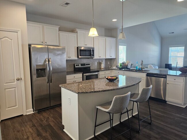 Building Photo - Like New Home featuring 4 Bedrooms, a Loft, and a fully fenced Yard!