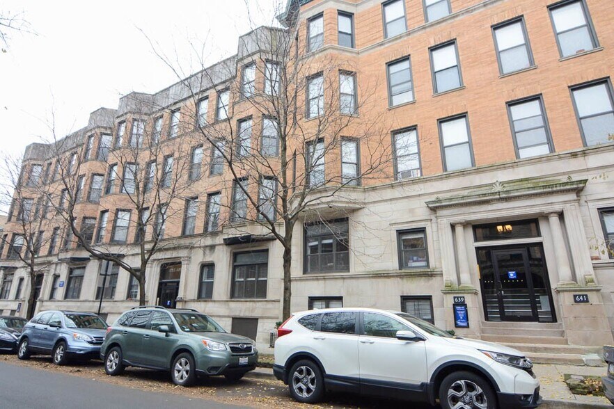 Building Photo - 629 W Oakdale Ave