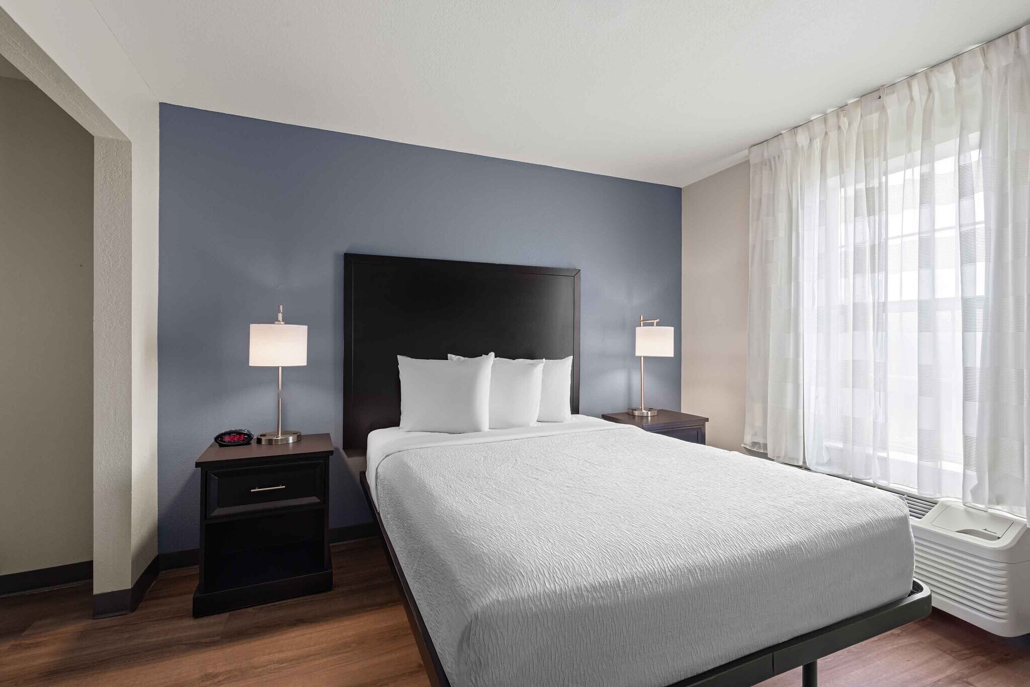 Building Photo - Furnished Studio-Fenton
