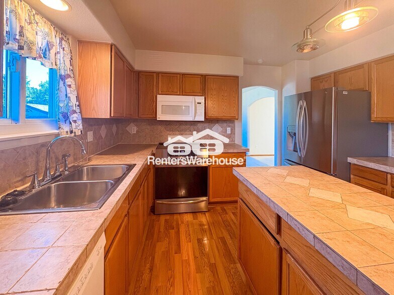 Building Photo - 4392 Deephaven Ct