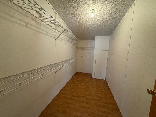 Building Photo - AVAILABLE TO SHOW!