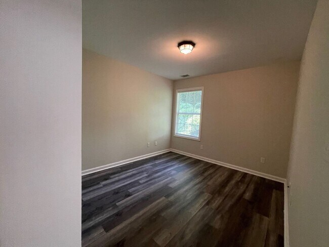 Building Photo - 1/2 OFF SECURITY DEPOSIT SPECIAL! Save $1,...
