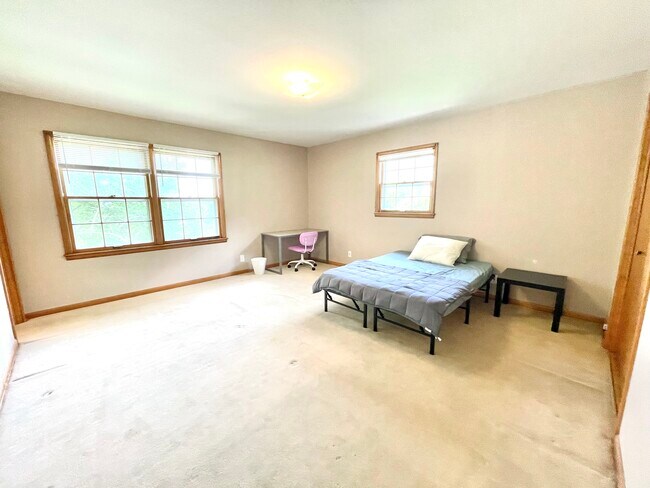 Building Photo - 4006 S Crestview Dr NW