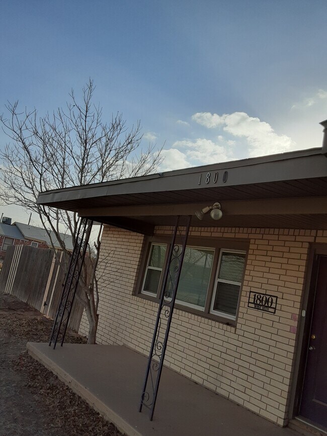 Building Photo - 1800 W 18th St