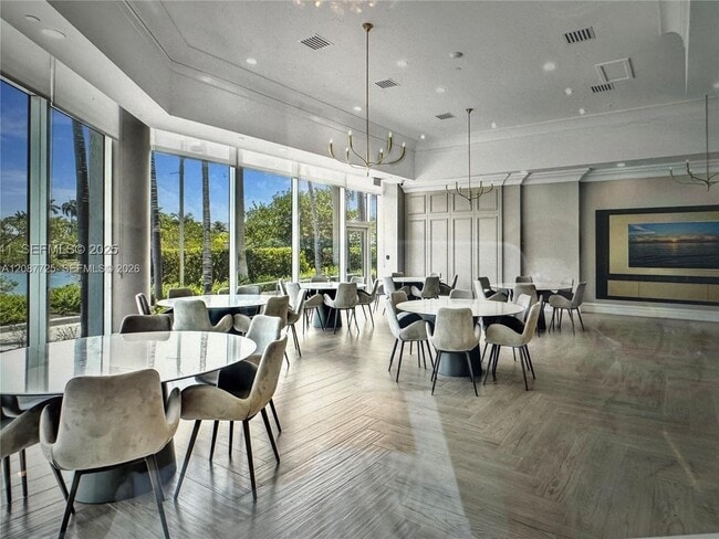 Building Photo - 16500 Collins Ave