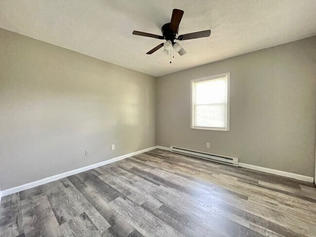 Building Photo - NICE 2 Bedroom, Move-In Ready!