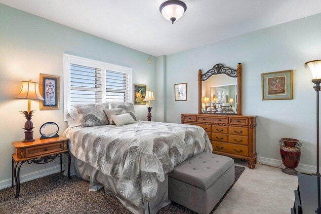 Building Photo - 2650 Lake Shore Dr