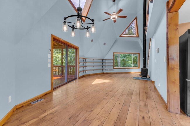 Building Photo - One-of-a-Kind 4 BR Retreat on Nearly 13 Pr...