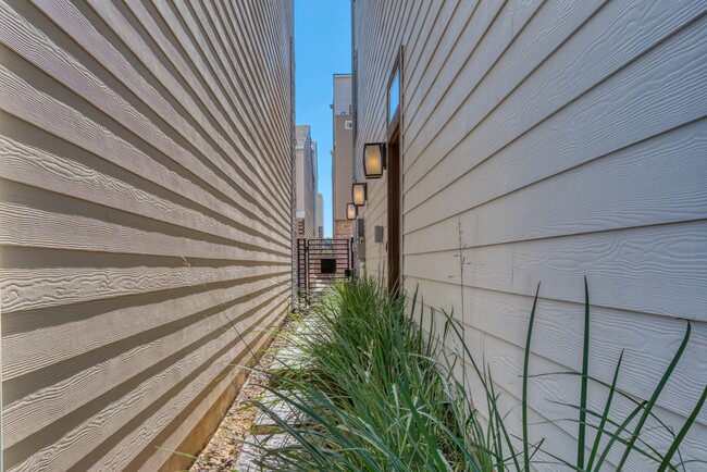 Building Photo - 3839 Harry Wurzbach Rd