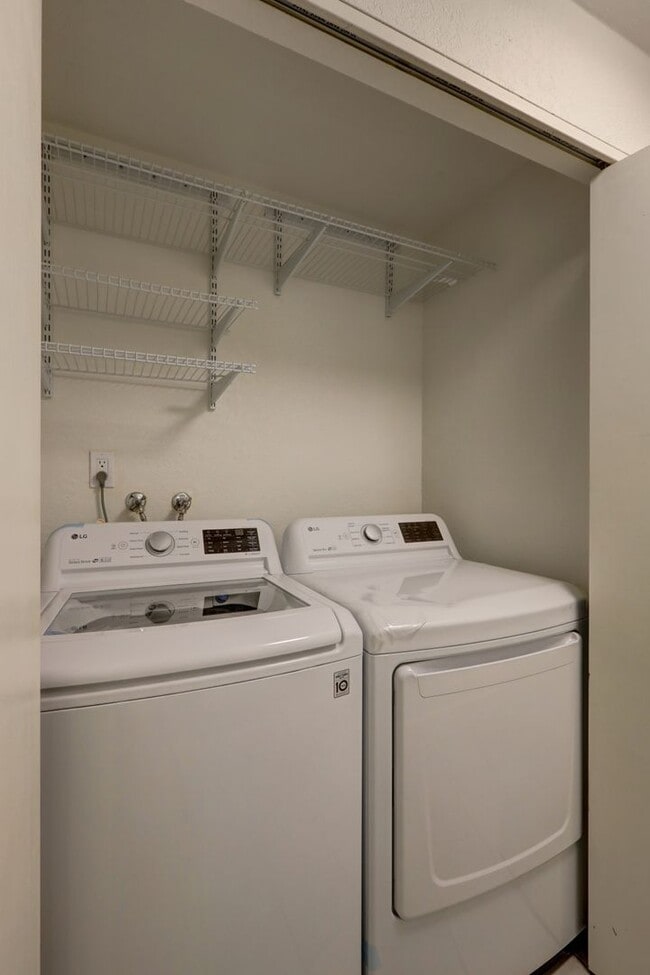 Building Photo - Large 2bd, 2ba Condo Available w/ Private ...