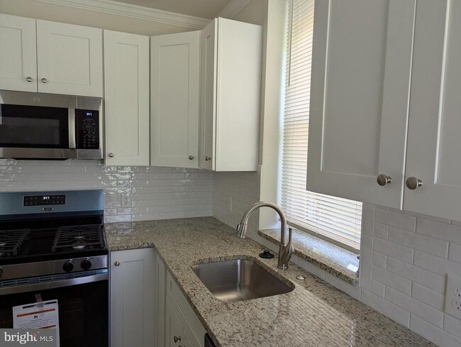 Building Photo - 449 Roslyn Ave