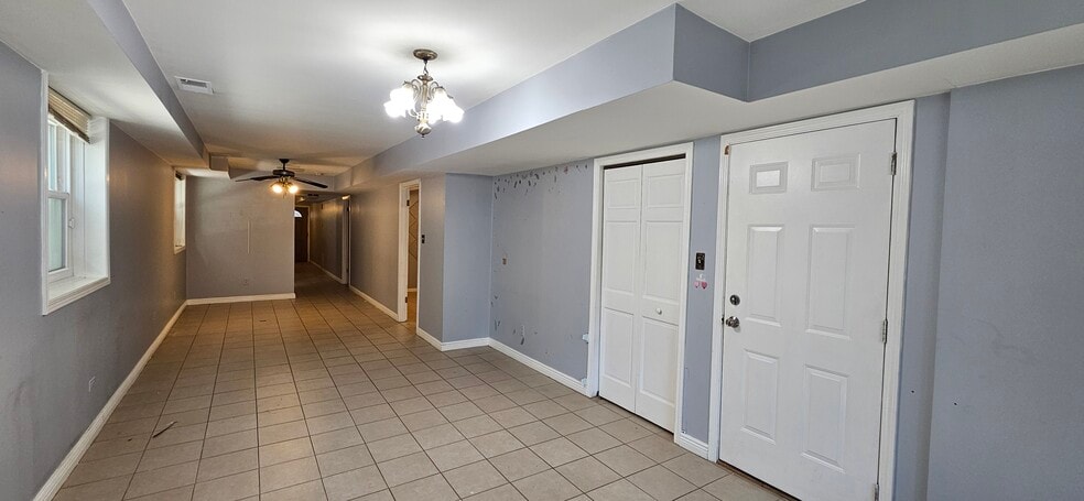 Building Photo - 2444 W Homer St