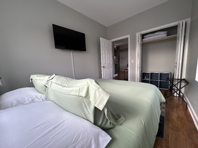 Building Photo - 3034 W Montrose Ave