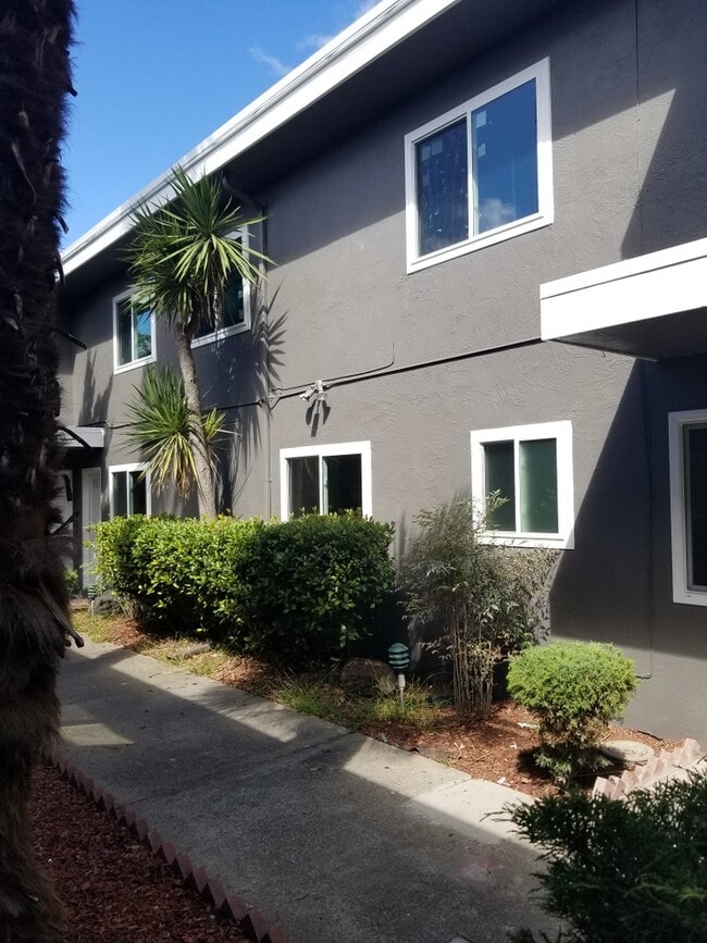 Building Photo - 3216 Delaware St