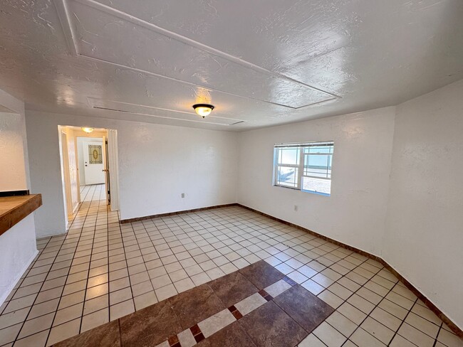 Building Photo - 1335 W Vista Way