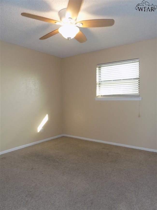 Building Photo - 988 Victoria Dr