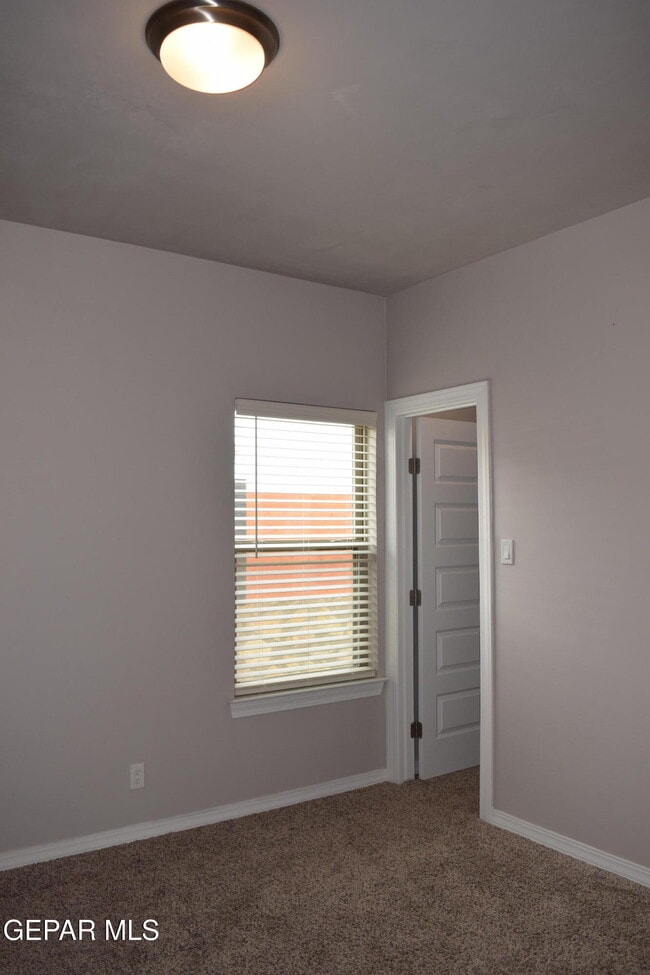 Building Photo - 355 Sol Ct