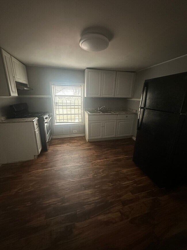 Building Photo - Charming 3 bedroom 1 bath with a huge workshop!