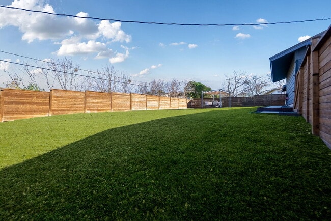 Building Photo - Gorgeous New Remodel with a Bright and Open Floorplan