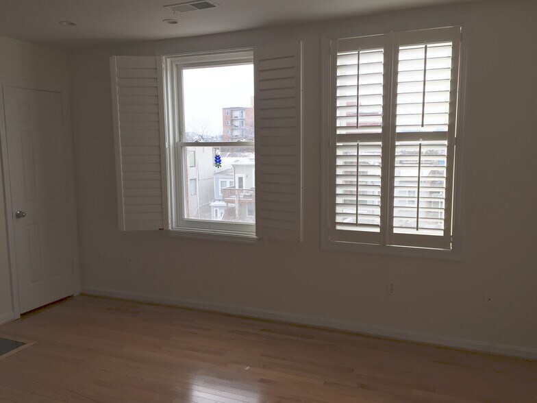 Building Photo - 730 11th St NE