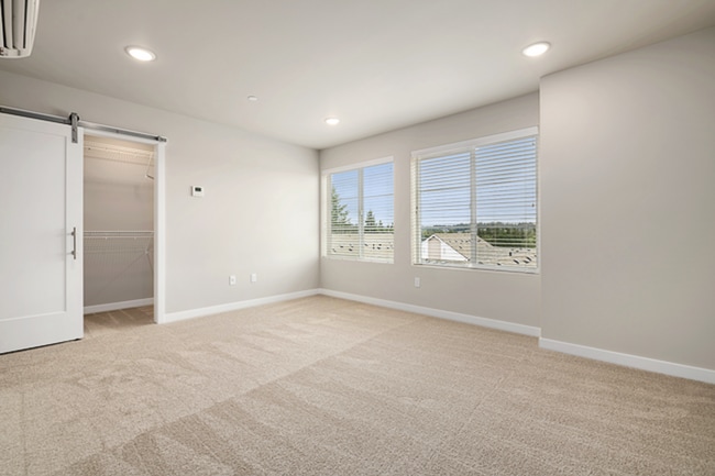 Building Photo - 4 Bedroom Kenmore Townhome with a Territorial View!