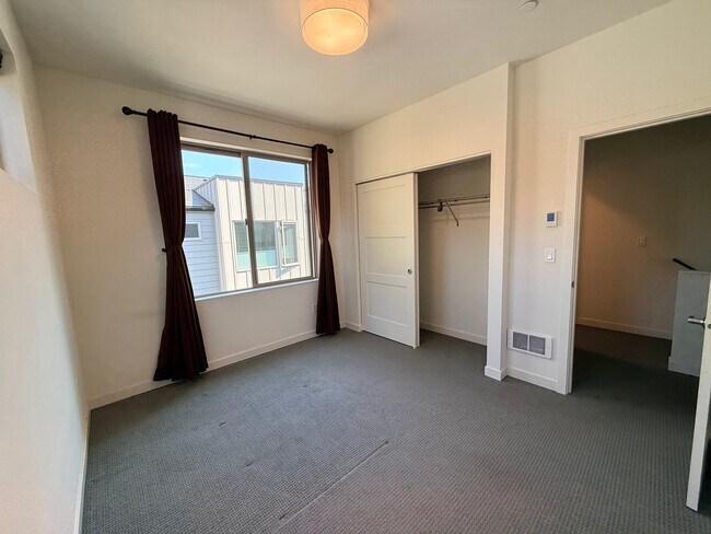 Building Photo - 18526 Densmore Ave N