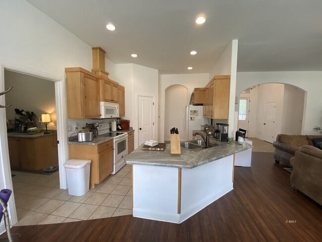 Building Photo - 463 Deadwood Dr