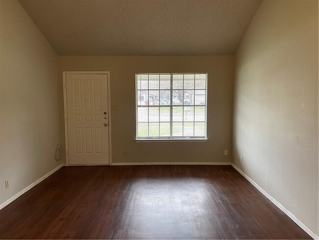 Building Photo - 2213 E Stassney Ln