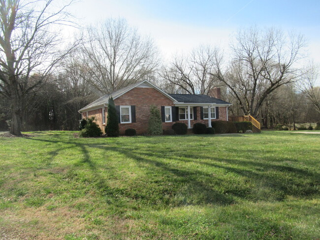 Building Photo - 3 Bedroom 2 Bath Brick Ranch Just West of ...