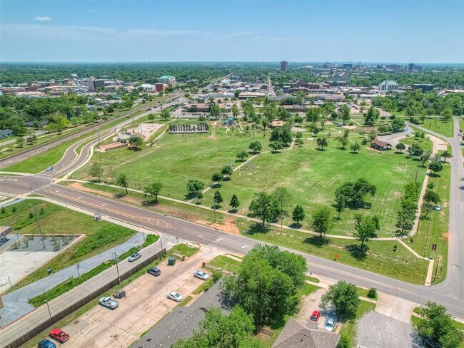 Building Photo - 131 W Acres St