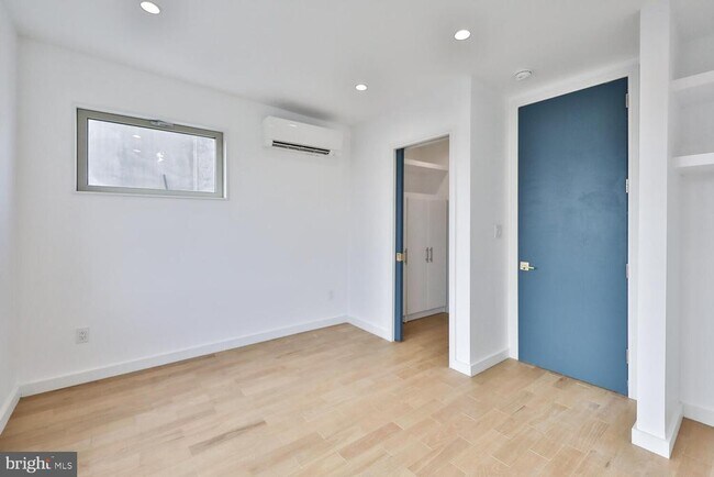 Building Photo - 725 S 6th St