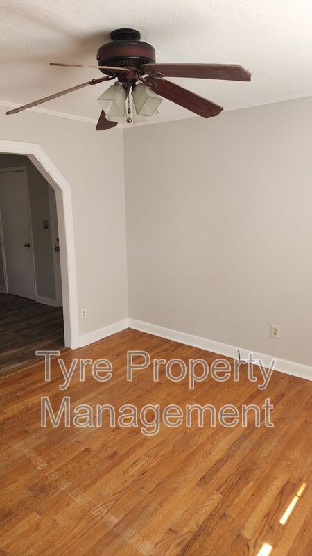 Building Photo - 2530 Vernon Ave