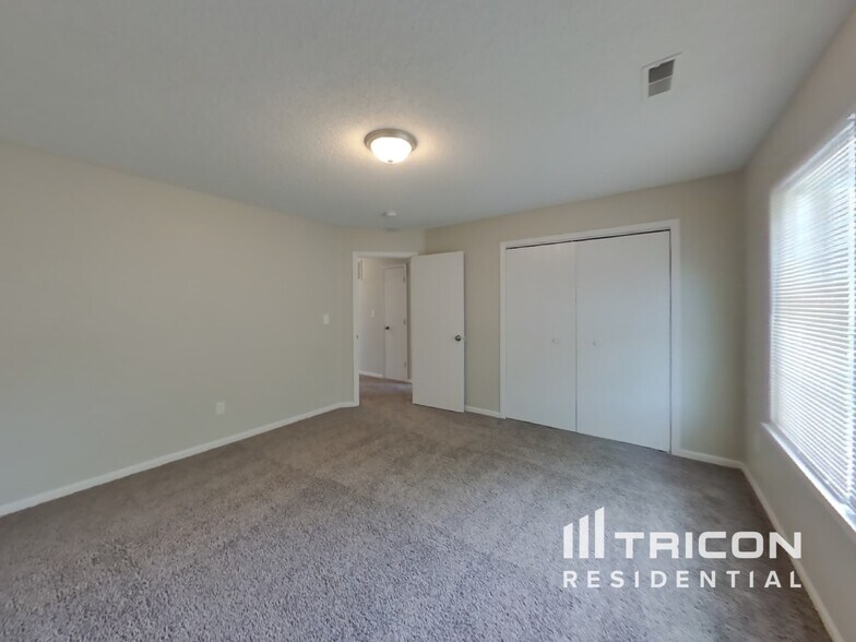 Building Photo - 1401 Thomas Dr