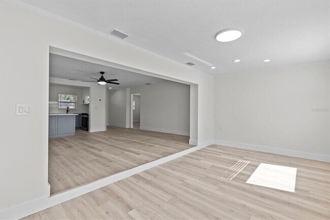 Building Photo - 310 Westwinds Dr E