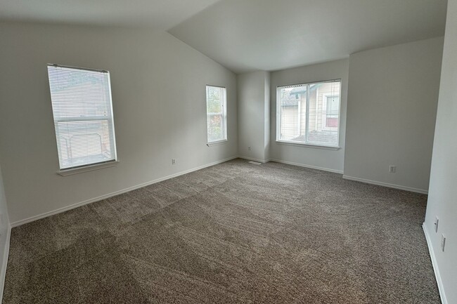 Building Photo - Spacious 3bd townhouse with all new paint ...