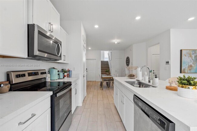 Building Photo - 765 SE 19th St