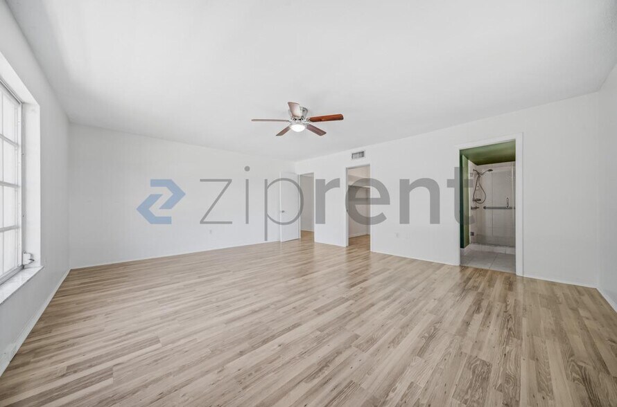 Building Photo - Unit 4