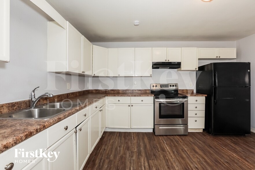Building Photo - 4739 E Sunland Ave