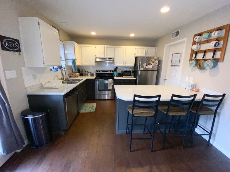 Building Photo - 6262 E Brown Rd