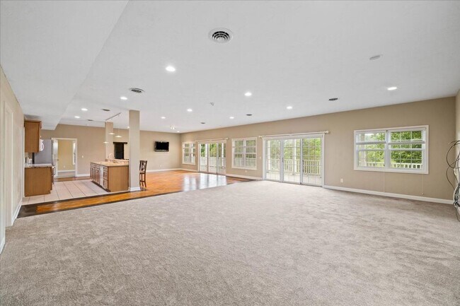 Building Photo - Bright and Spacious Home on Cascades Rd