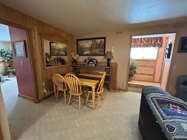 Building Photo - Beautiful Furnished 2 Bedroom Basement Apa...