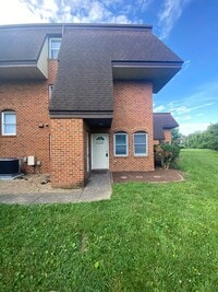 Building Photo - Spacious 4 bedroom, 2 bath Townhome