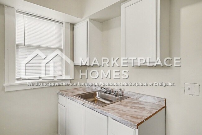 Building Photo - 15710 Northlawn St
