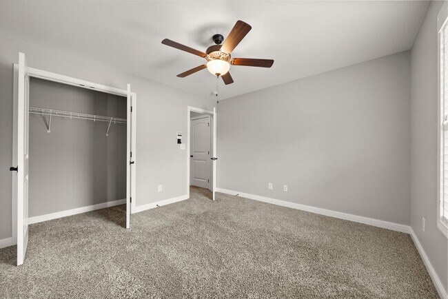 Building Photo - Pet Friendly Four Bedroom with Bonus!